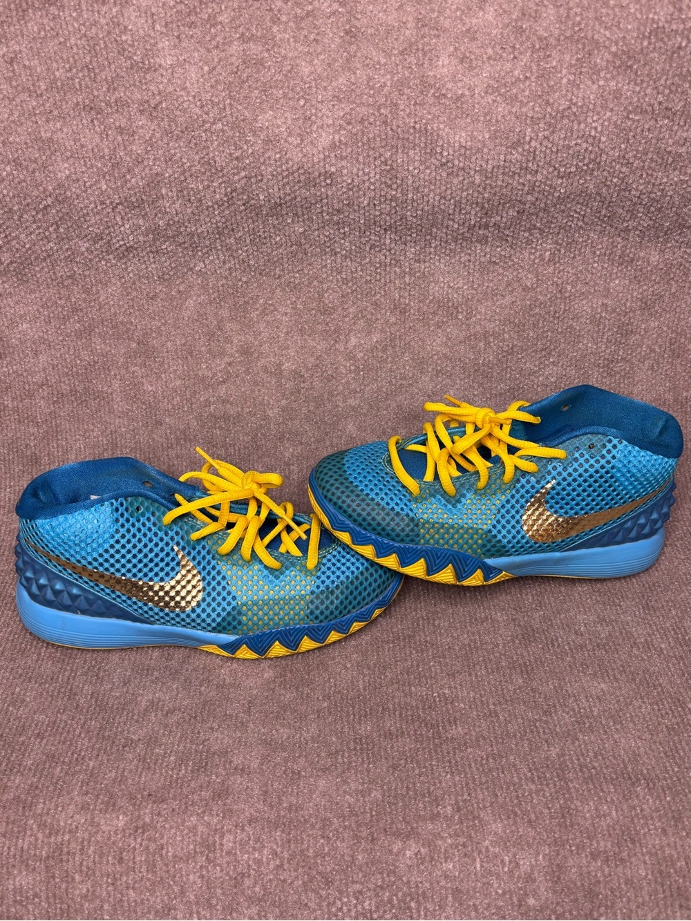 Nike Kyrie Low Top Lace-Up Mesh Basketball Sneakers Blue Yellow 4.5Y